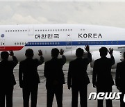 尹대통령 나토정상회의 출국, '잘 다녀오세요'