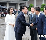 尹대통령 환송하는 권성동 원내대표