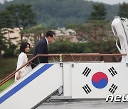 韓최초 나토 회의 참석차 출국하는 윤 대통령 내외