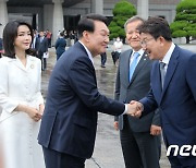 윤 대통령과 악수하는 권성동 원내대표