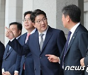 김대기 비서실장과 대화하는 권성동 원내대표