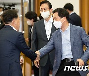 의원들과 인사 나누는 김기현 국민의힘 의원