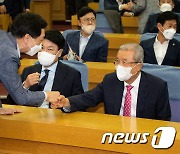 김종인 전 국민의힘 비대위원장과 인사하는 김기현 의원