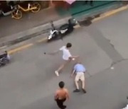 "무슨 원한이 있길래"..중국서 젊은이들이 노인 폭행하는 영상 확산