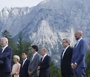 G7정상회의 찾은 바이든 "푸틴, 서방 분열 원해..그렇게 되지 않을 것"