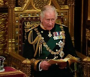 "英 찰스 왕세자, 카타르 왕족에 41억원 현금 가방 받았다"