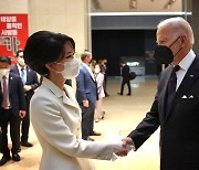 김건희 여사, 국제 외교무대 첫 참석..스페인 왕궁 투어·오페라 극장 방문