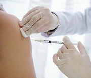 "독감 백신 맞으면 치매 위험 40% 낮아져"