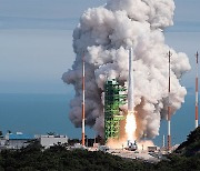 [450호] photo news | 우리 힘으로 우주를 열었다 "누리호 발사, 세계 7대 우주 강국"