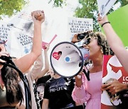 미국 낙태권 폐기에, 존슨·트뤼도·마크롱 일제히 비판