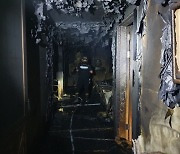 부산서 아파트 화재로 일가족 3명 사상..주민 200명 대피