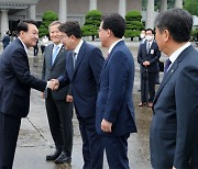 尹 실리외교..한미일 회담선 '안보' 9개국 개별회담선 '경제' 집중