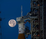로켓 높이만 98m, 달 향해 섰다..美 NASA 발사 전 점검완료[우주다방]