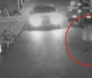 [영상]골목길 걷던 여성 치고 납치시도 30대..차량 번호판 바꾸며 도주