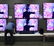 비싸진 물가에 'TV 구매' 미루는 소비자들..삼성·LG 돌파구는