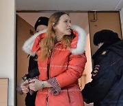 반전 스티커 붙인 러시아 女가수, 징역 10년.."교도소서 온갖 학대당해"