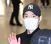 NCT127 도영, 눈빛 반짝이며 입국 인사 [포토엔HD]