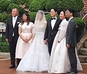 사위와 함께 결혼식 기념사진 촬영하는 정의선 회장 가족