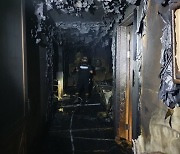 부산 아파트 화재로 일가족 1명 사망·2명 중태(종합)