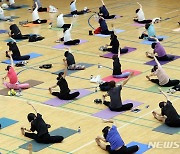 부산외대서 세계 요가의날 페스티벌 개최