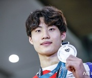'한국 수영의 새 역사' 황선우, 은메달 목에 걸고 금의환향[뉴시스Pic]