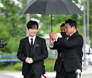 이찬원,'김준현 에스코트에 미소' [사진]