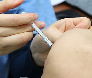 "매년 독감 예방 백신 맞으면 치매 위험 낮아져"