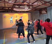 지역 초등학교에 가상현실(VR) 스포츠공간 설치 지원하는 동작