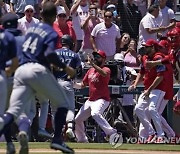 MLB 시애틀-에인절스, 집단 난투극으로 8명 퇴장