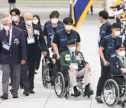 휠체어 타고 현충원 참배하는 유엔·교포 참전용사들