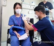 원숭이두창 백신 접종 받는 의료진