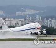 서울공항에서 이륙하는 공군 1호기