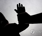 "밖에는 나쁜 사람이.." 7살 딸 18개월 감금 아버지 징역 10월