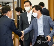 대한민국 미래혁신포럼에서 의원들과 인사하는 김기현