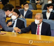 인사하는 김기현 의원과 김종인 전 비상대책위원장