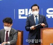 [포토]'원내대책회의 참석하는 박홍근'