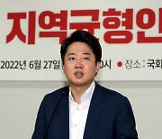 이준석, '윤핵관' 장제원 저격.."비판에 성역 있어선 안돼"