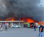 1000명 몰린 쇼핑몰 때렸다..잔혹한 러, 또 민간인 폭격