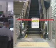 '전력난' 일본, 조명 꺼지고 지하철 에스컬레이터도 멈췄다