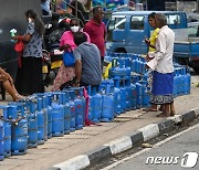 '경제위기' 스리랑카, 연료 2주 동안 판매 금지