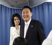 공군1호기에서 활짝 웃는 윤석열 대통령과 김건희 여사