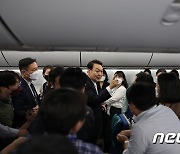 尹대통령, '나토행' 공군1호기에서 취재진과 대화