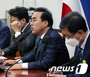 원내대책회의 발언하는 박홍근 민주당 원내대표