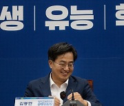 미소 짓는 김동연 민주당 정치교체추진위원회 공동위원장