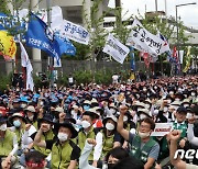 정부세종청사 노동부 앞 최저임금 인상 촉구하는 노동자들