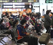 '강풍에 낮은 구름' 김해공항 항공기 128편 무더기 결항