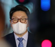 출국하는 권성동 '원구성 난항 해결법은'