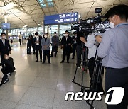 '野 7월 국회 소집요구서 제출, 권성동 원내대표는 출국'