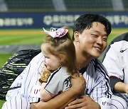 [포토]잠실 '빅보이' 이재원과 포옹하는 켈리의 딸