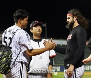 [포토]시즌 10승 켈리, 2점 홈런으로 힘 실은 이재원과!